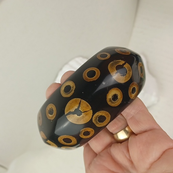 KJL Black Lucite & Golden Tan Bicone Knife Edge Stamped Bangle Bracelet - Picture 9 of 10